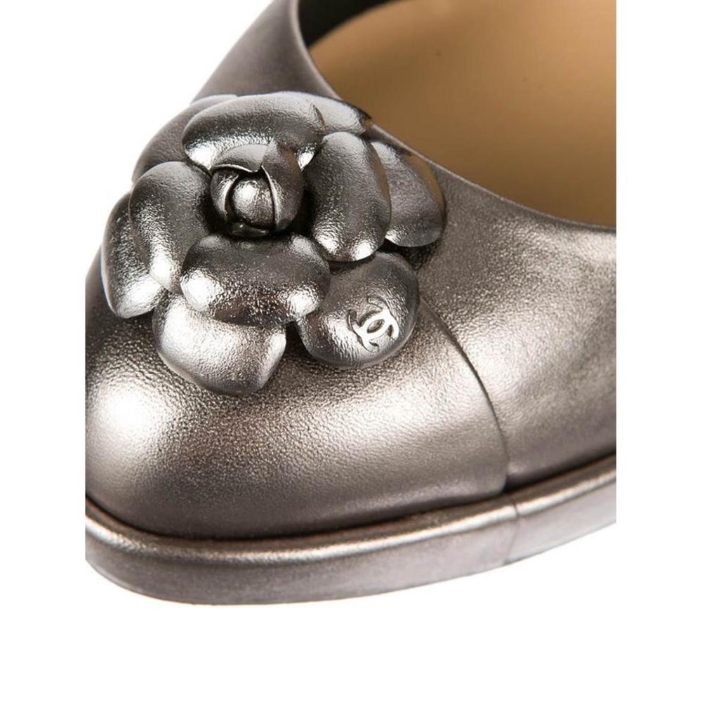 CHANEL 11A Silver Camellia Pumps - Picture 3 of 6